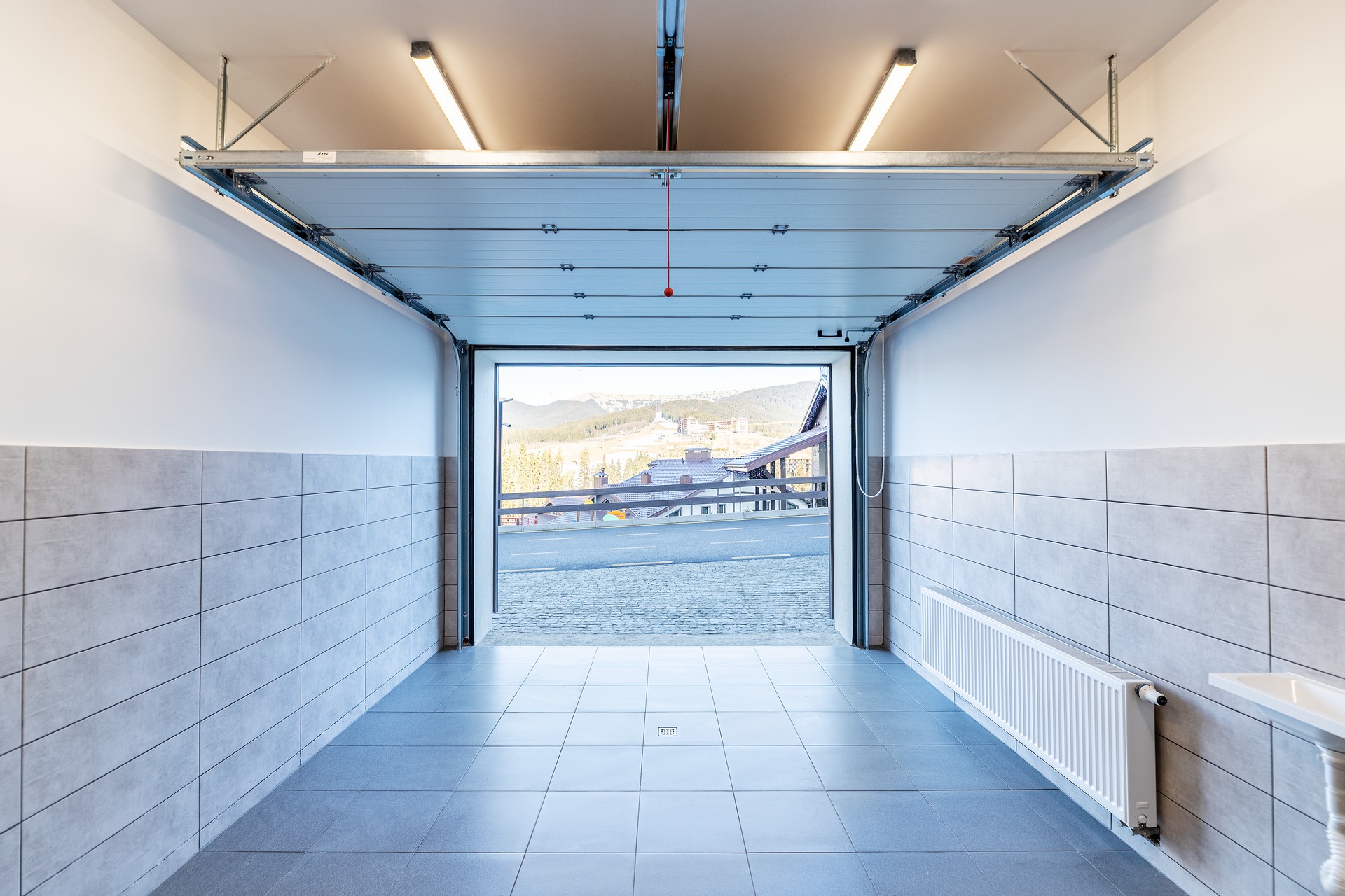 Установка секционных ворот своими руками: пошаговая инструкция